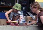 Duebel in die Grundplatte fuer das Roehrenspiel haemmern